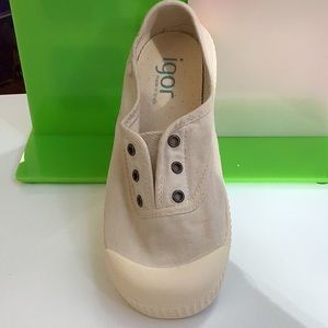 kids tan slip on sneaker